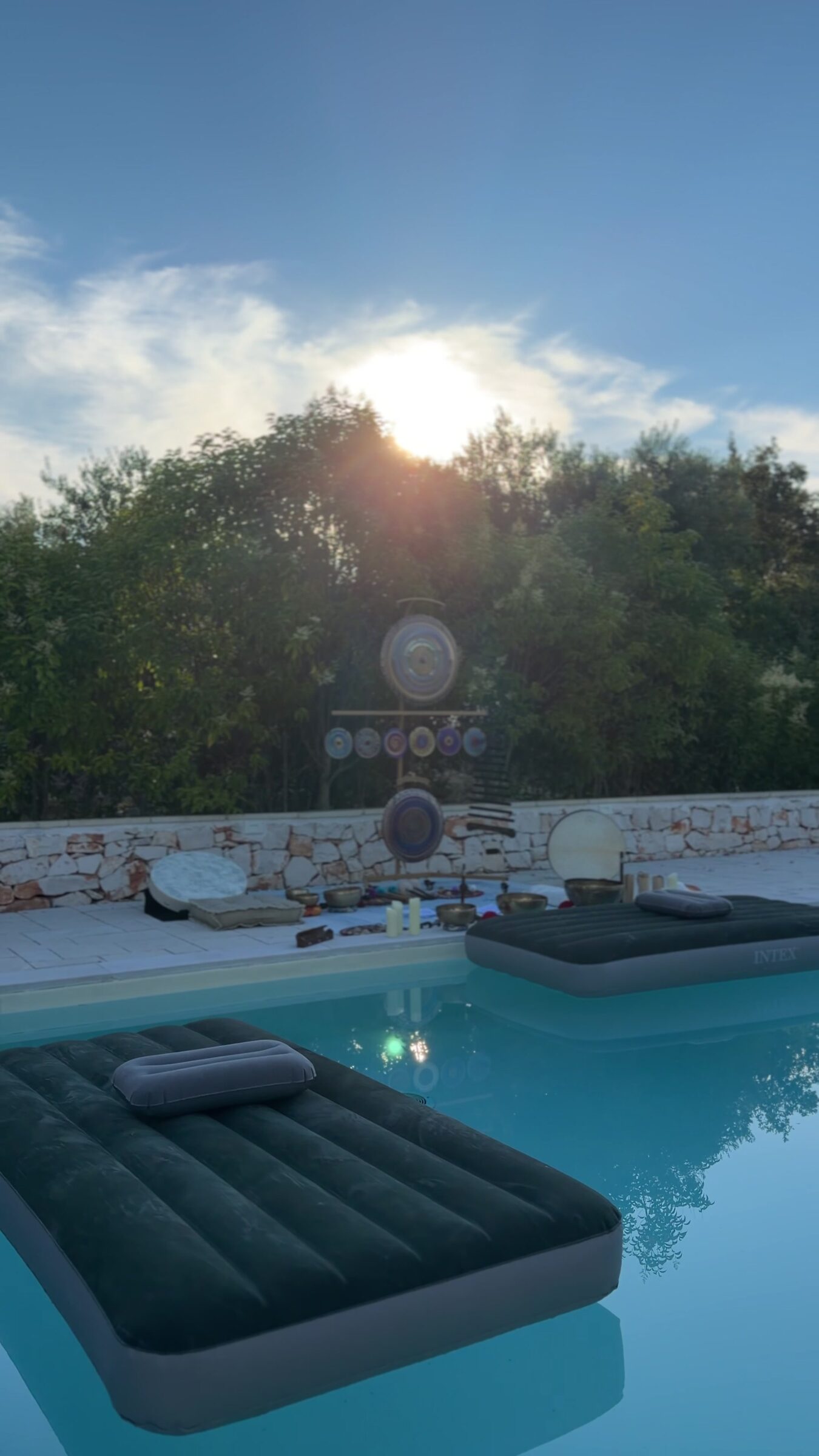 Lettino galleggiante sulla piscina al tramonto